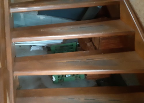 Abstellkammer unter der Treppe