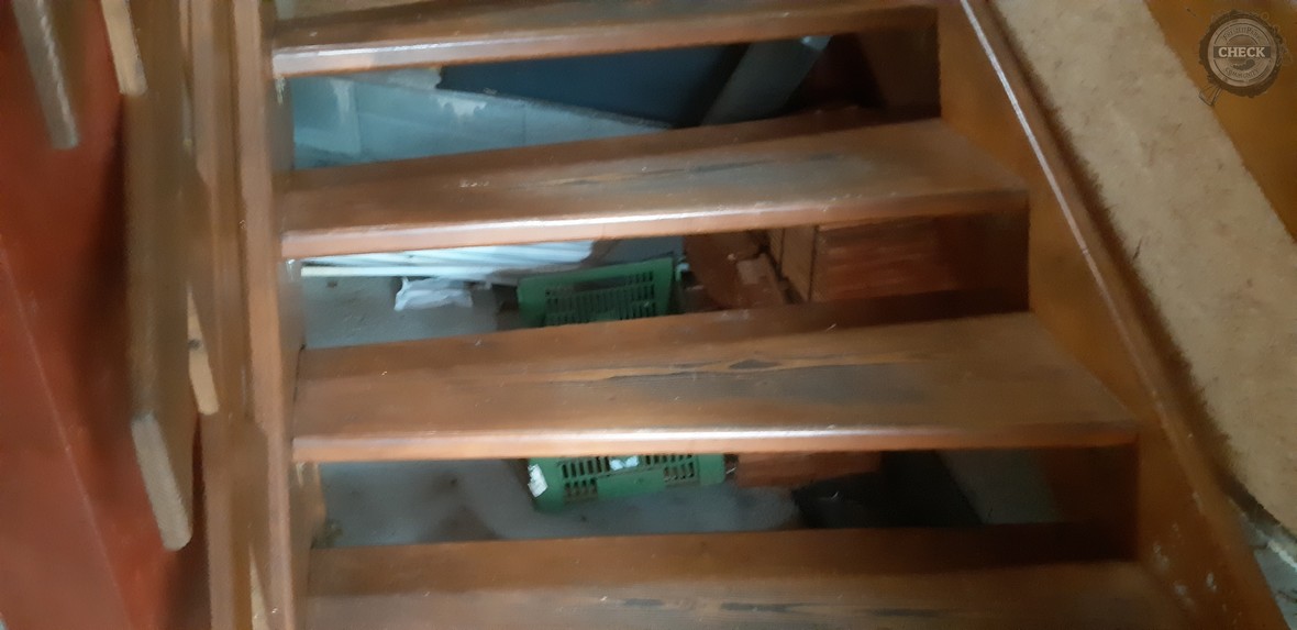 Abstellkammer unter der Treppe