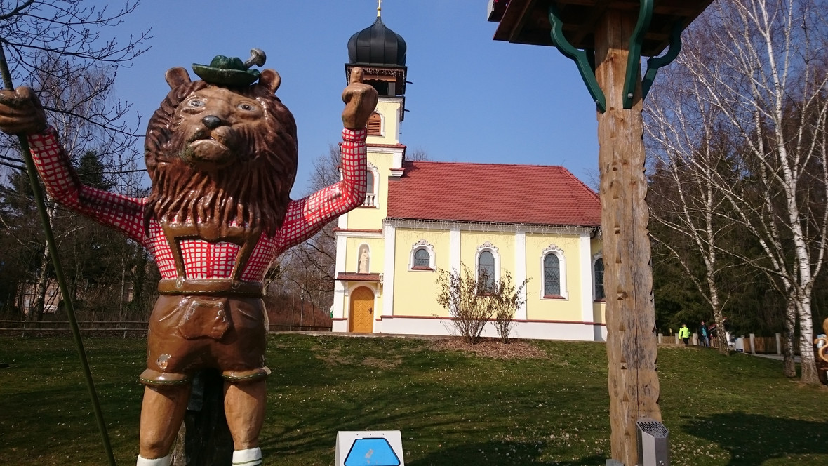 Kirche mit Parkmaskottchen Franz-Xaver