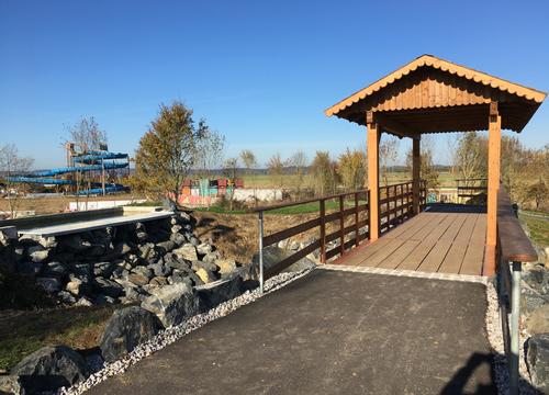 Brücke über den Wasserfall