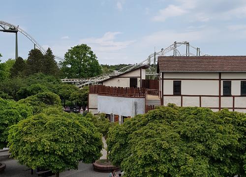 Anblick von 'hinten' links die Terrasse