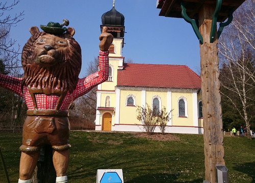 Kirche mit Parkmaskottchen Franz-Xaver