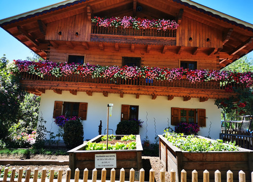 Hochbeete vorm Bauernhaus