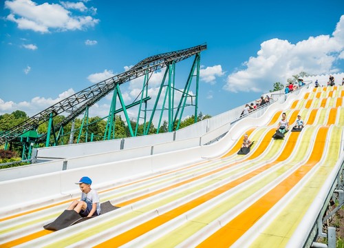 Achterbahn und Rutschvergnügen (Foto: Legendia)