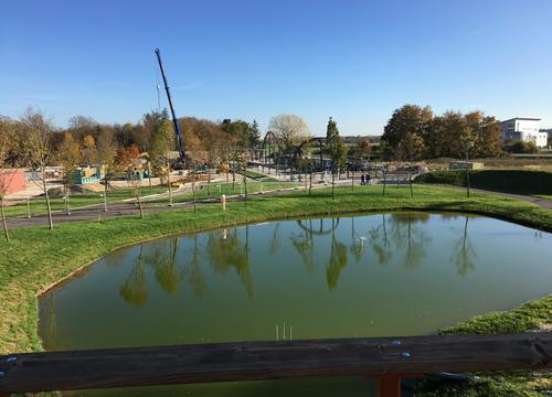 Blick von der Brücke auf den Dragster