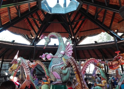 Spinning Dragons - Rundfahrgeschäfte - Freizeitparkcheck©