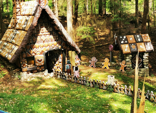 Hänsel und Gretel betreten das Haus