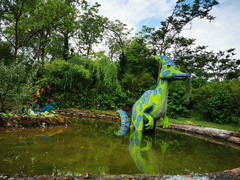 Wasserspritzender Dino