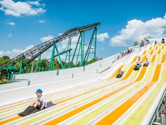Achterbahn und Rutschvergnügen (Foto: Legendia)