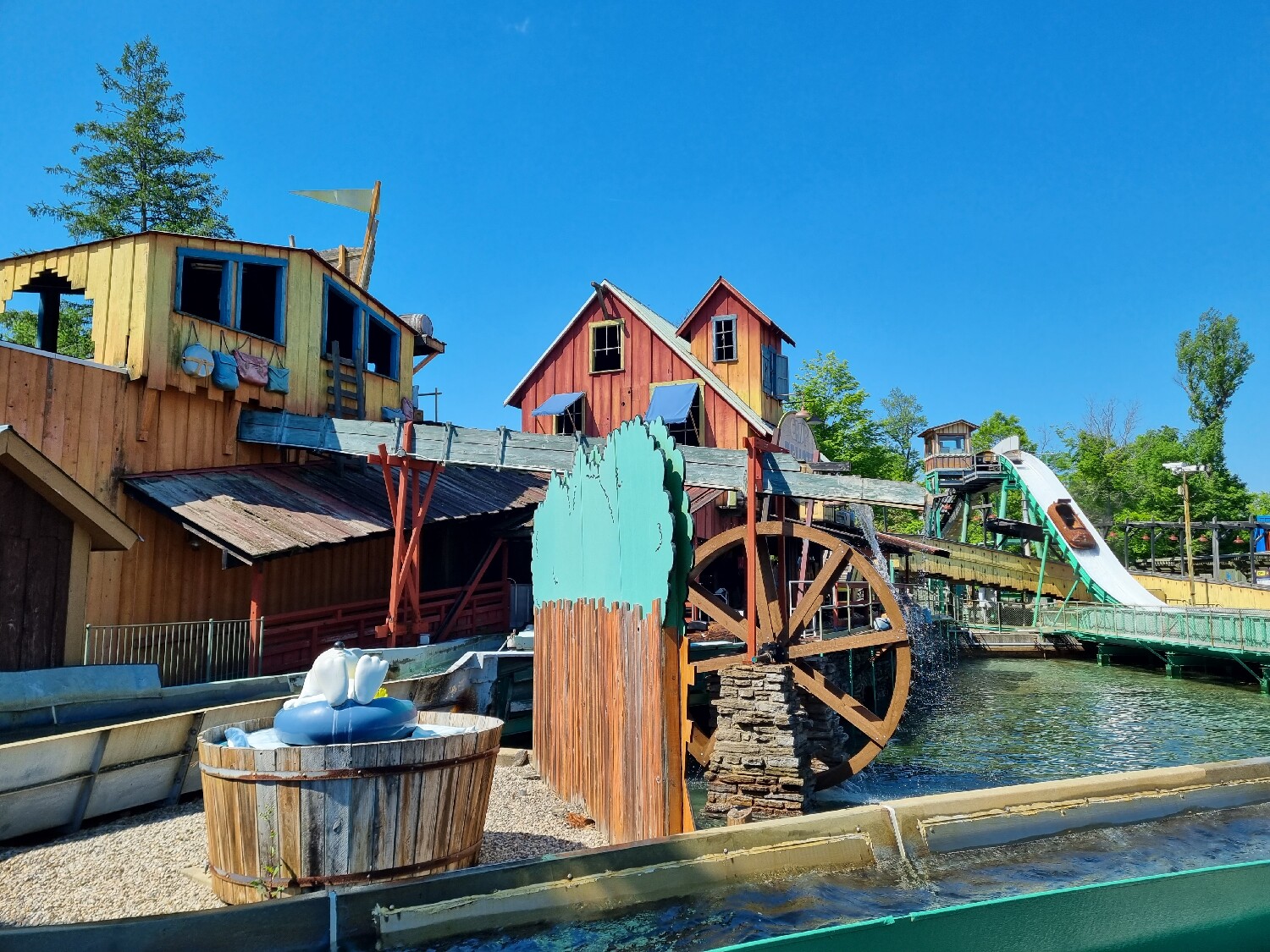 Charlie Brown's Rushing river log ride